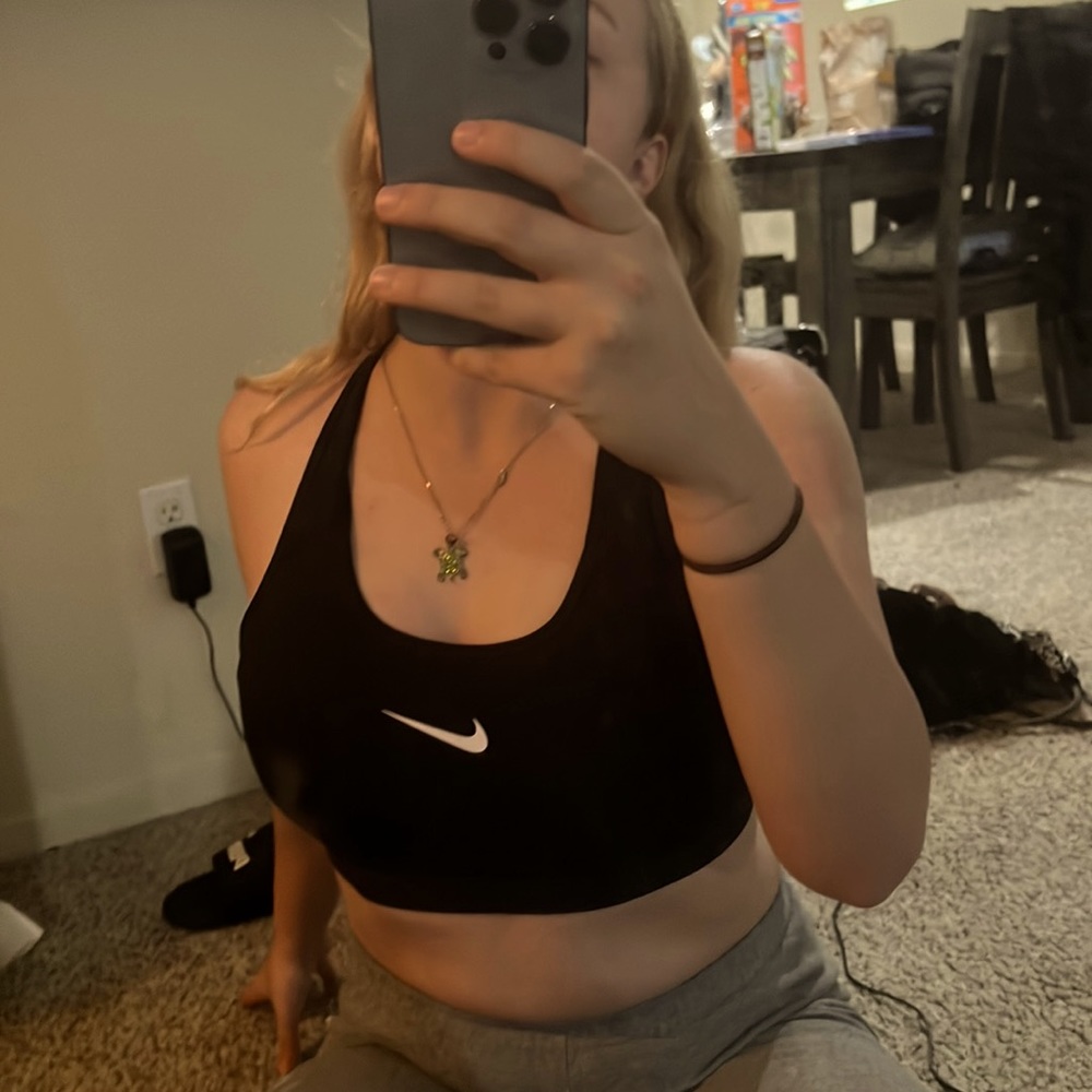 Cute Nike sports bra -medium- good as new! 🪄
